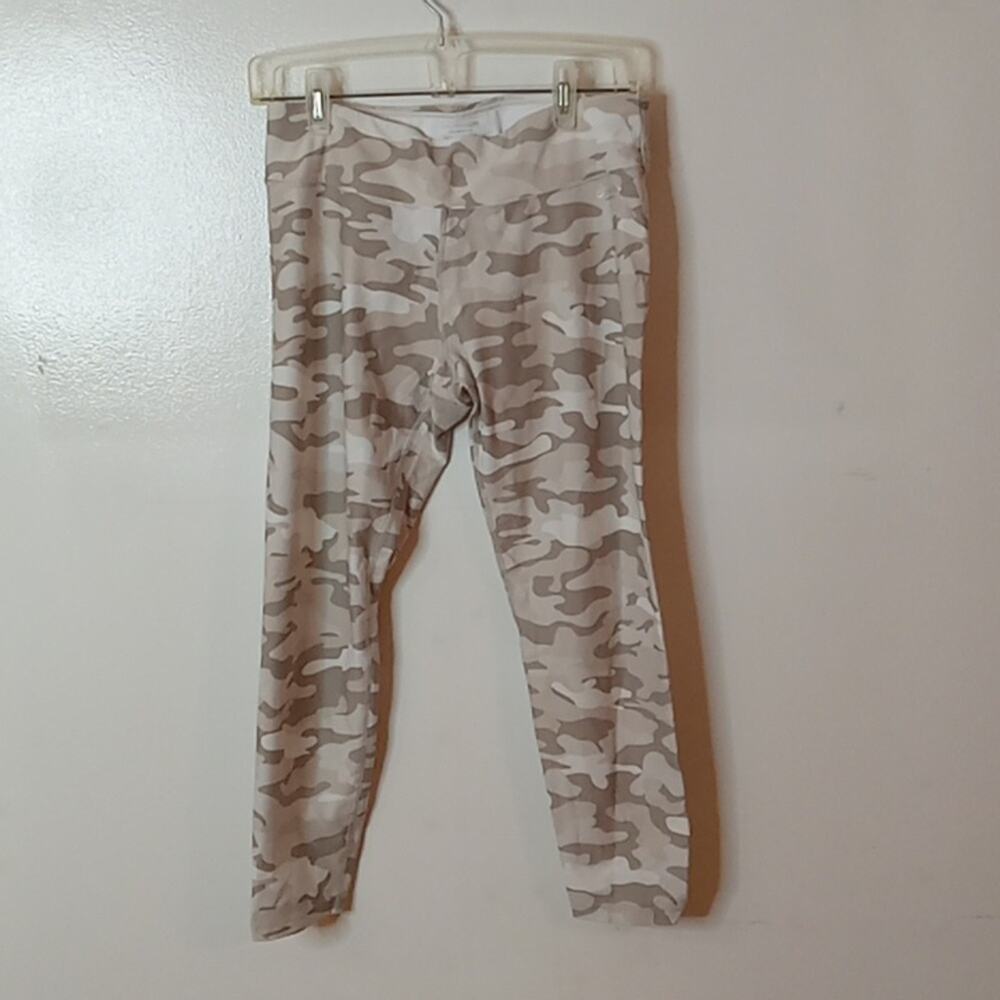 Calvin Klein Performance Wick tan camo Capri leggings. Large